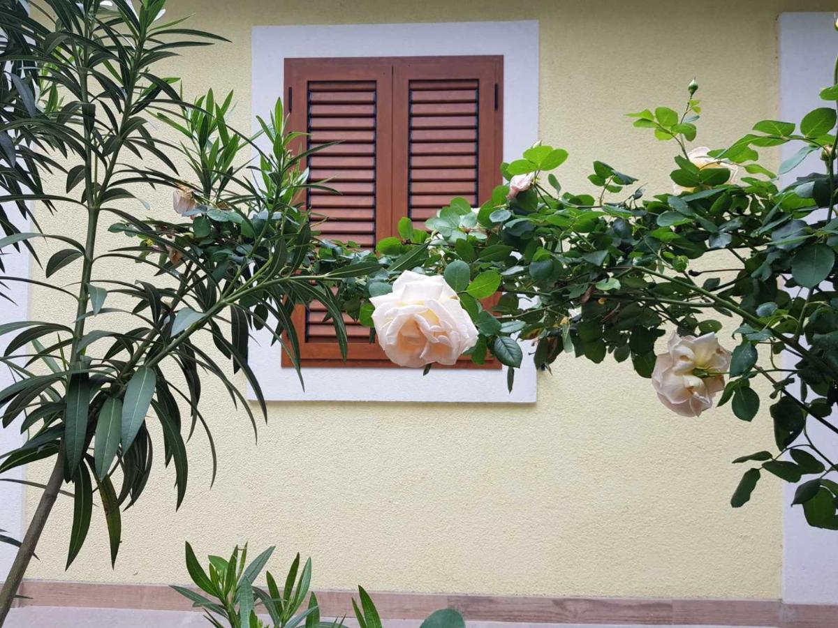 Apartmani Rosa I Linda Rijeka Eksteriør billede